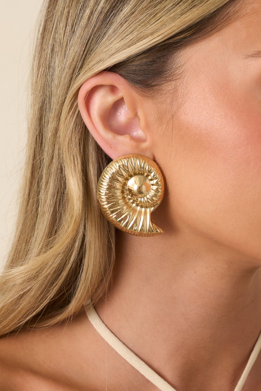 Pendientes llamativos de concha espiral dorada Diosa del Mar – Joyería elegante inspirada en el océano