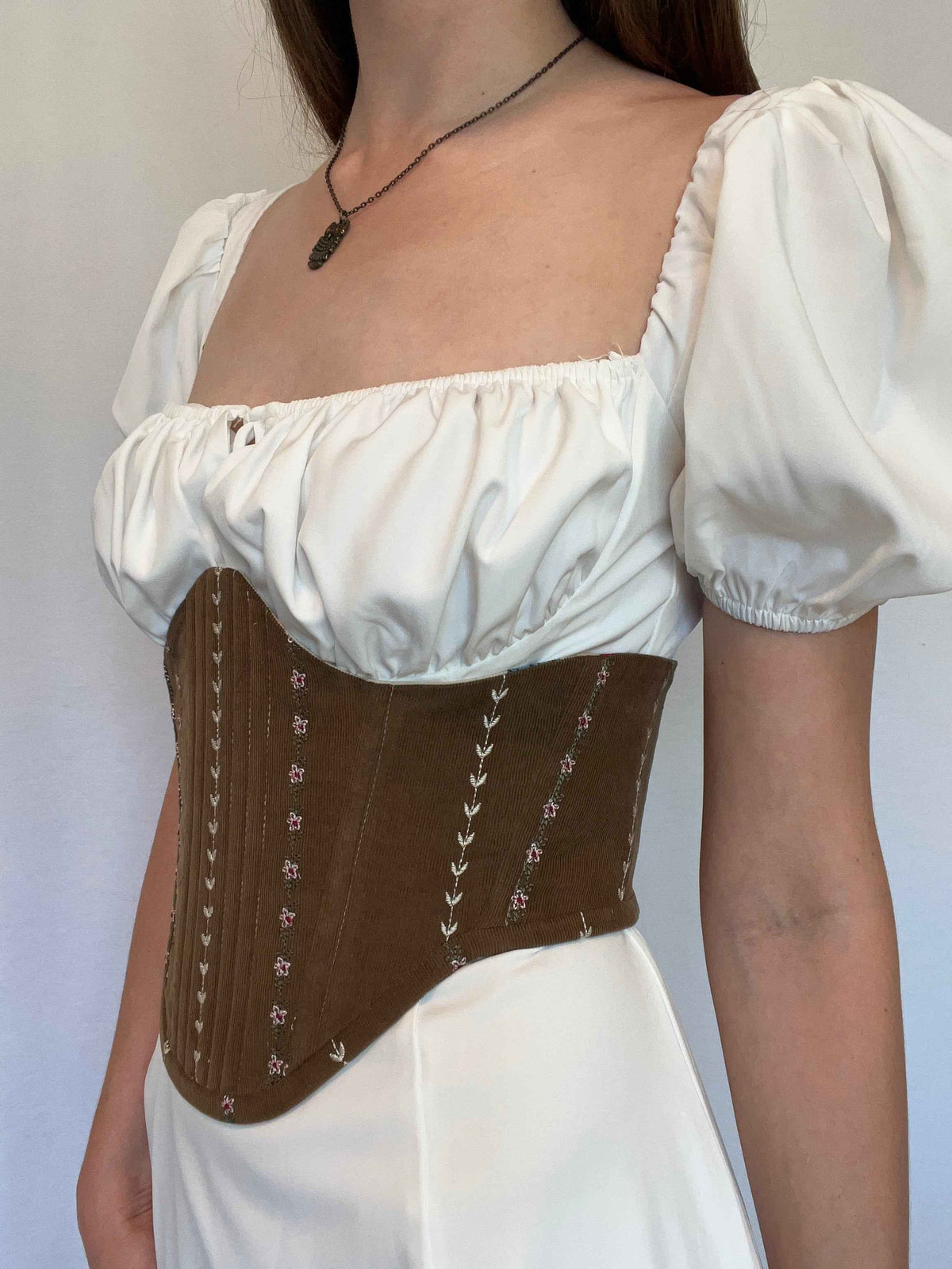 Cinturón tipo corsé marrón bajo el busto con elegante bordado floral, talla M-L