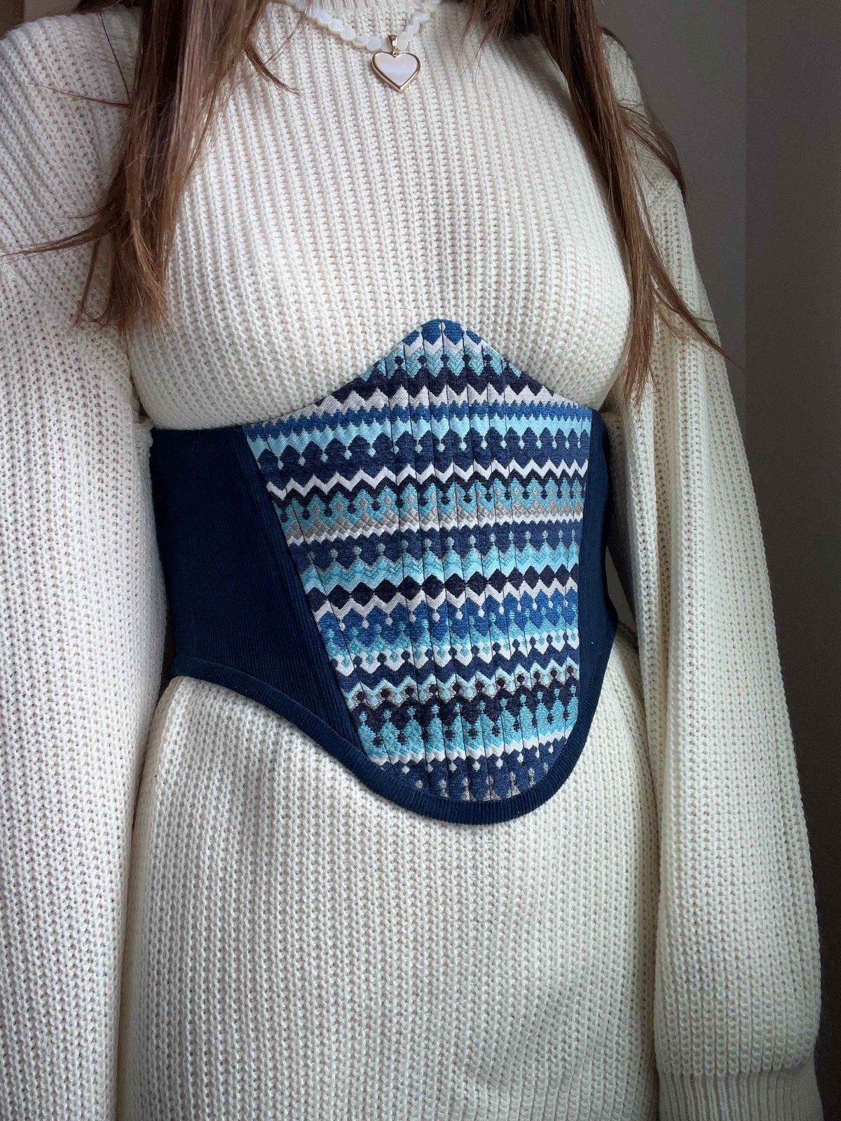 Cinturón elegante azul con ramillete