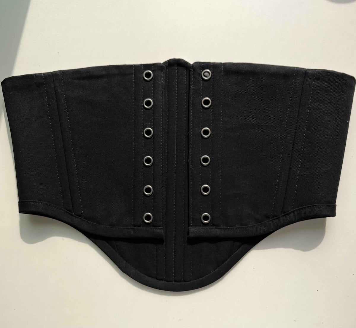 Cinturón reversible tipo corsé de sarga y damasco negros