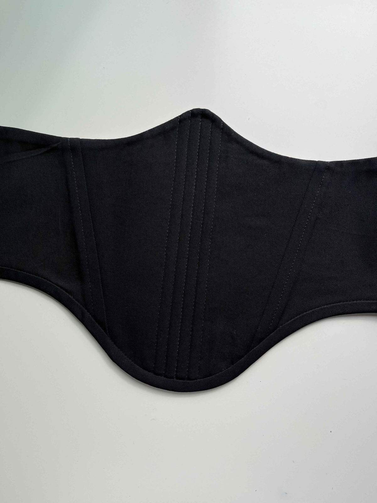 Cinturón reversible tipo corsé de sarga y damasco negros