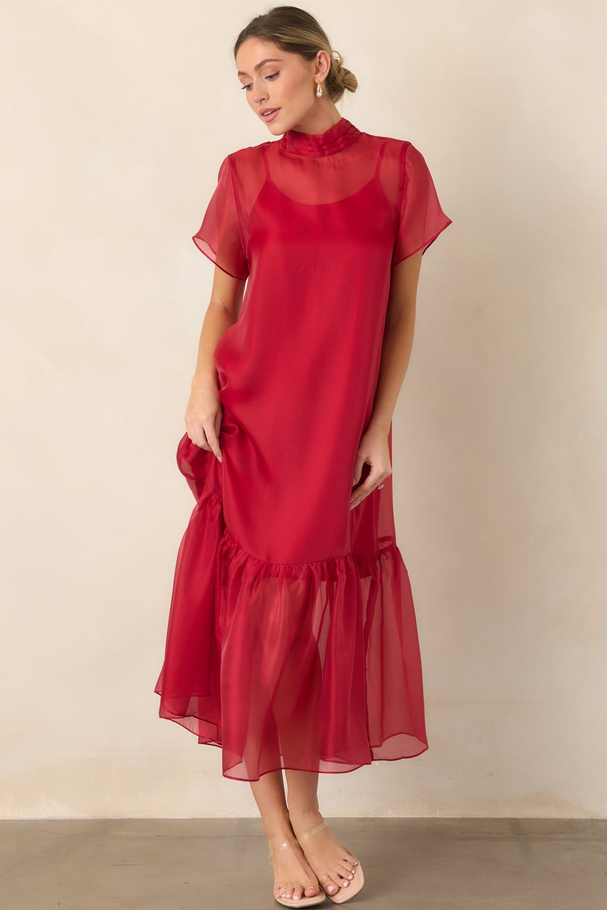 Elegante vestido largo de organza rojo