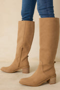 Botas elegantes color camel, de punta fina y hasta la rodilla