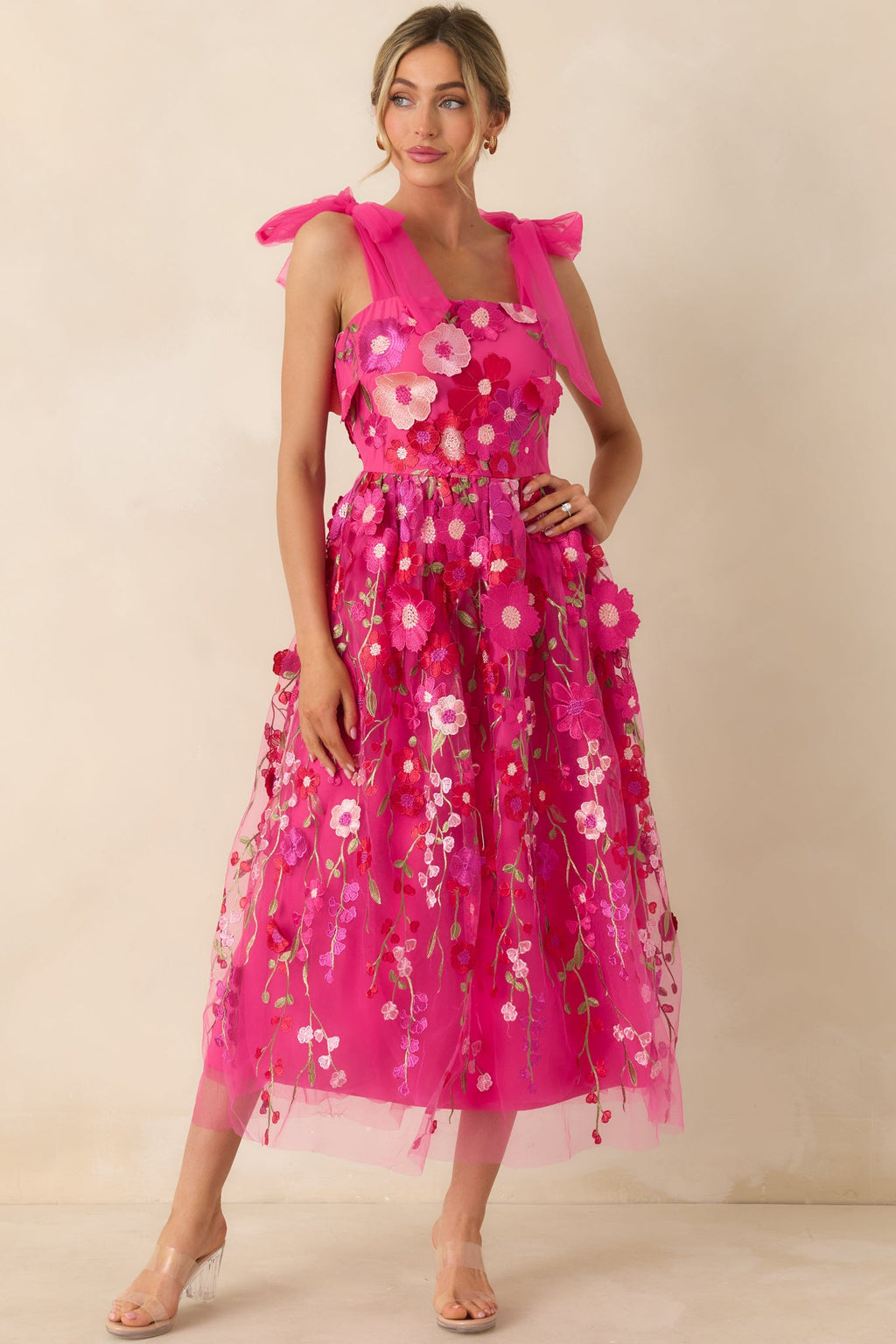 Vestido largo rosa fucsia con bordado floral