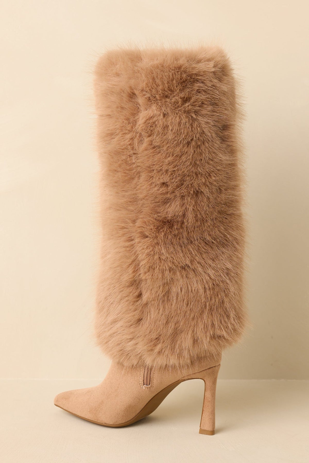 Botas color tostado de pelo sintético y ante, con punta afilada y tacón de aguja fino