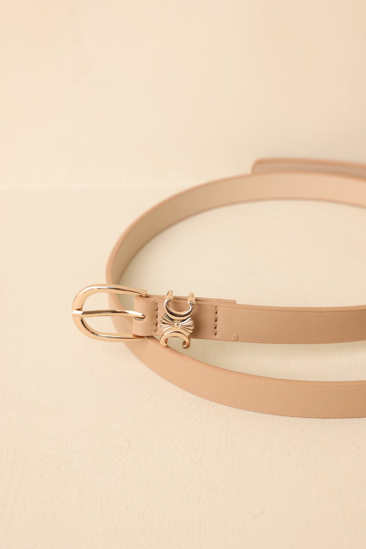 Cinturón fino de piel sintética beige de The Finishing Line