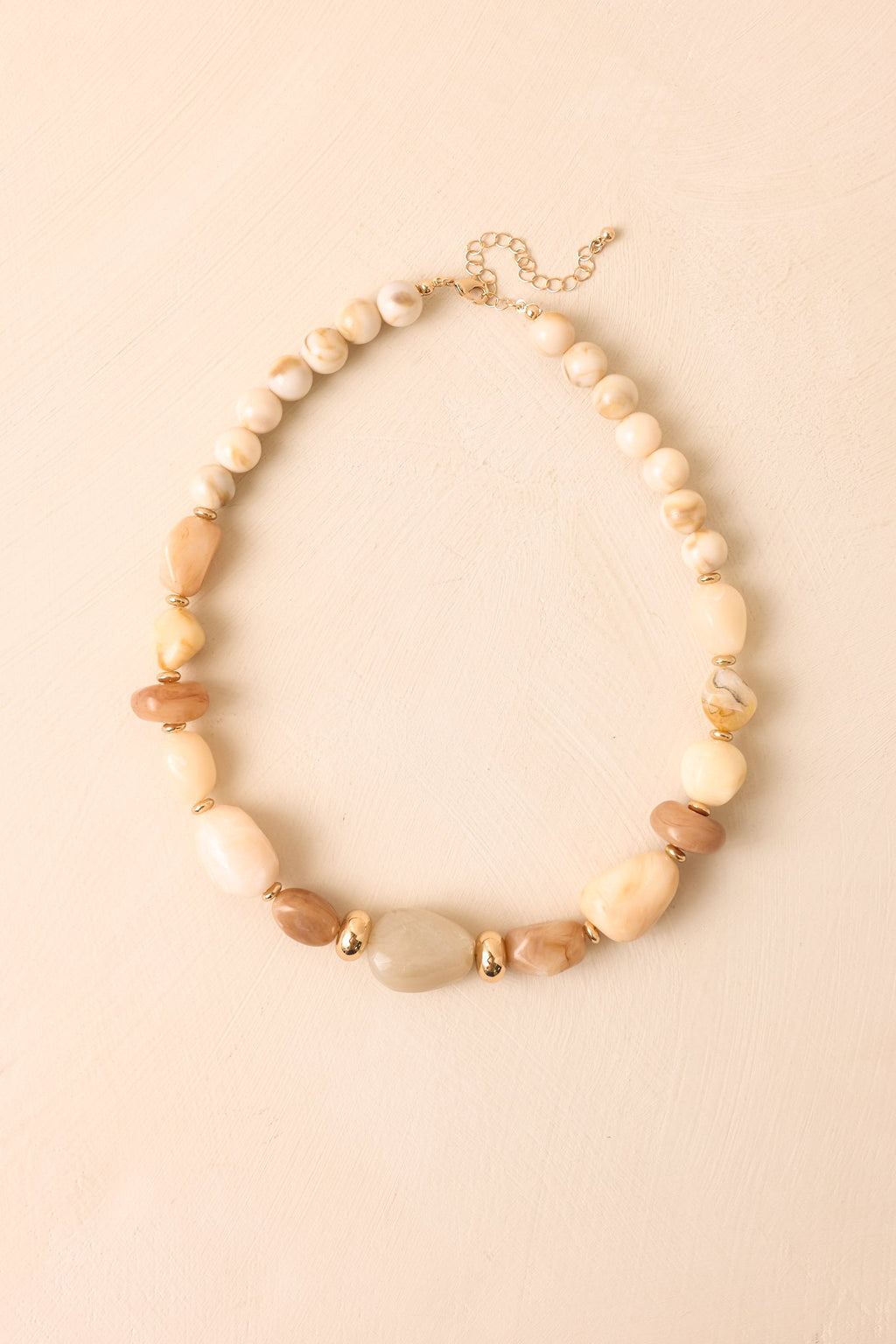 Collar elegante de cuentas mixtas beige, pieza por pieza