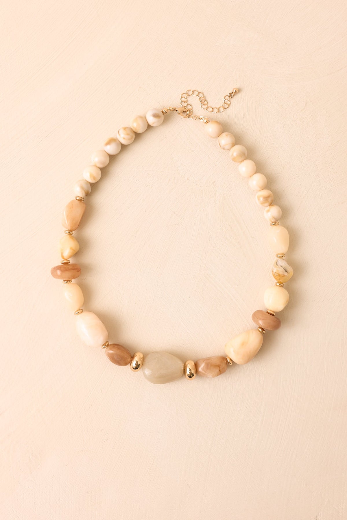 Collar elegante de cuentas mixtas beige, pieza por pieza