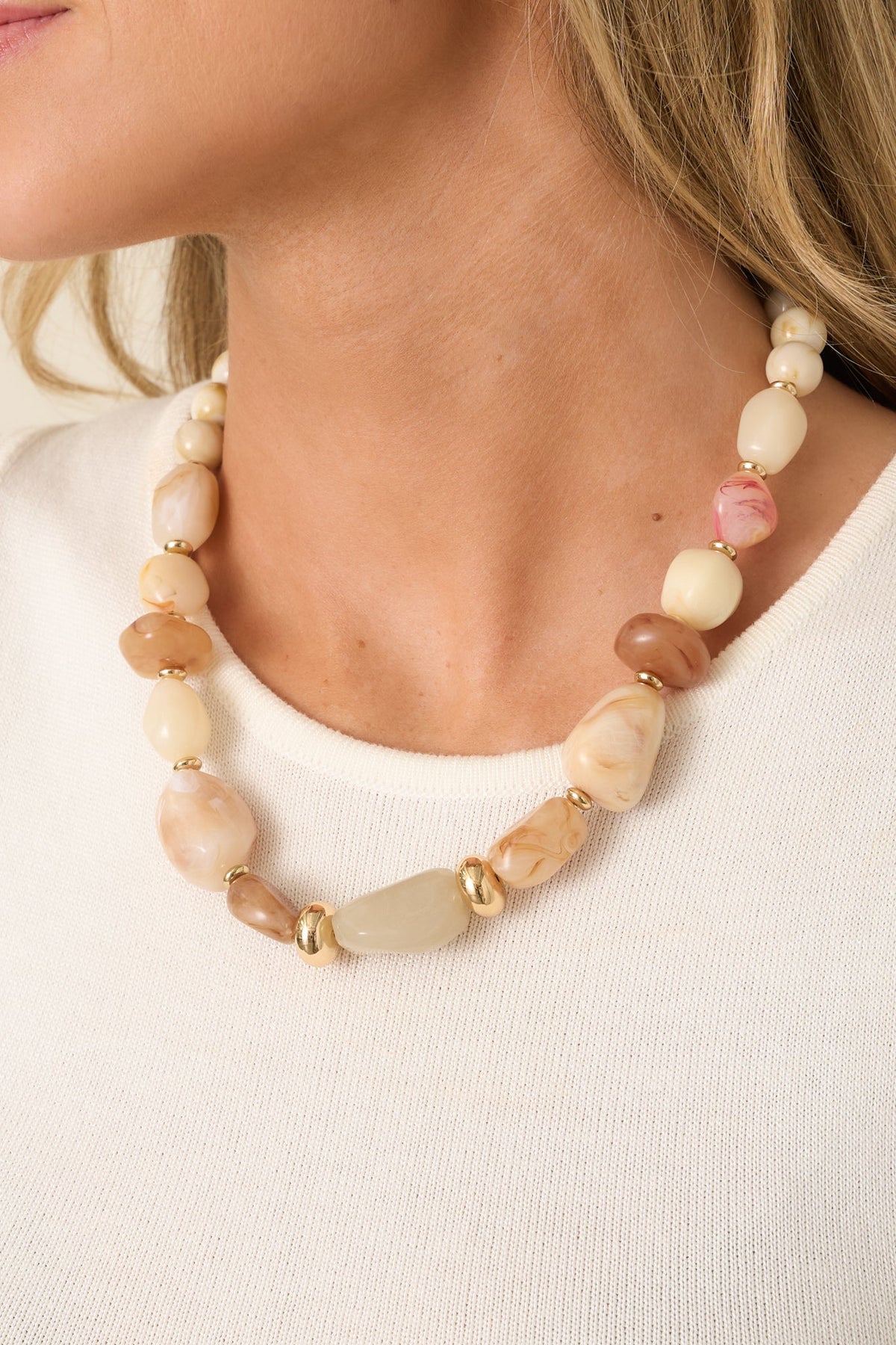 Collar elegante de cuentas mixtas beige, pieza por pieza