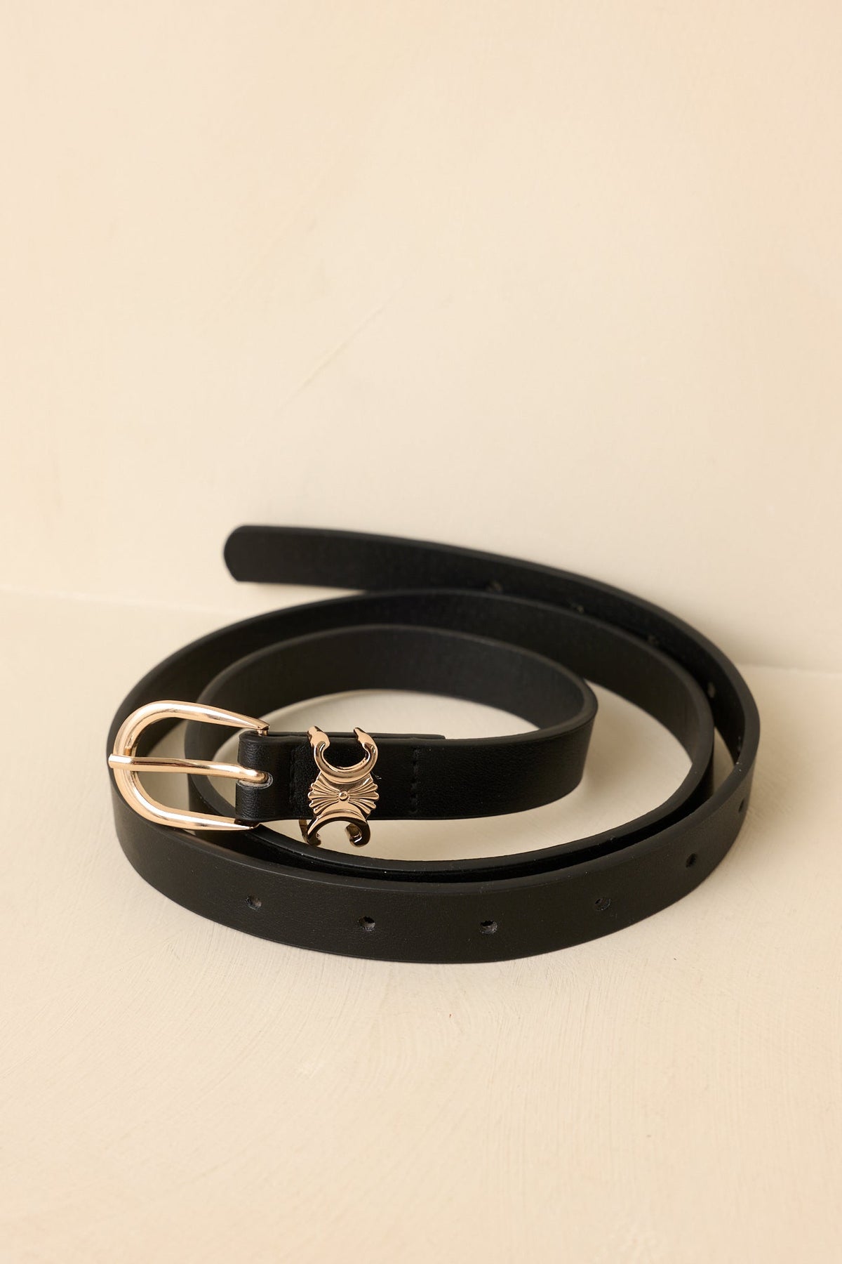 Cinturón negro elegante y delgado de cuero sintético de The Finishing Line
