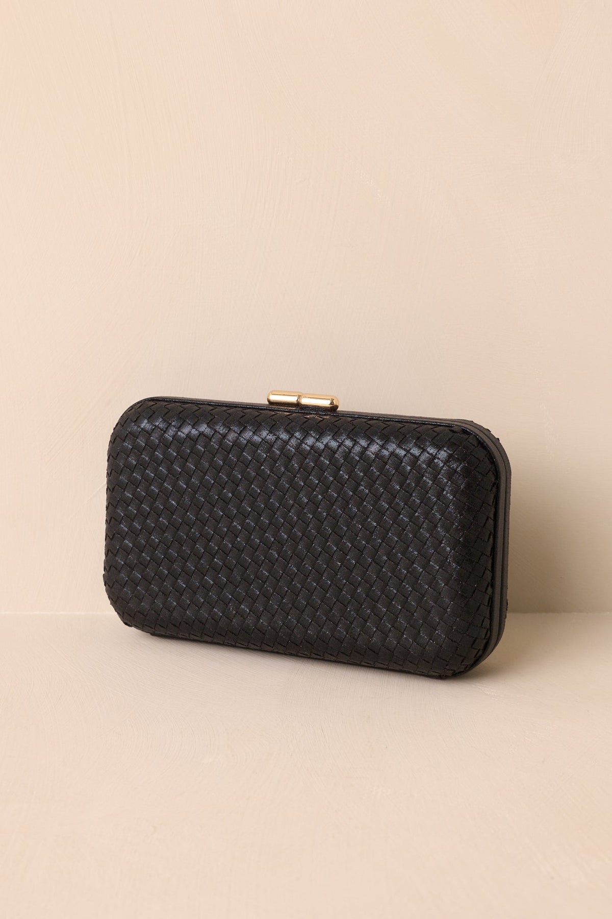 Bolso de mano negro elegante y tejido