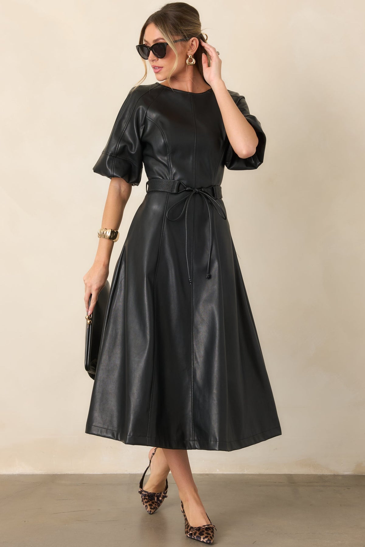Vestido negro de cuero de manga corta
