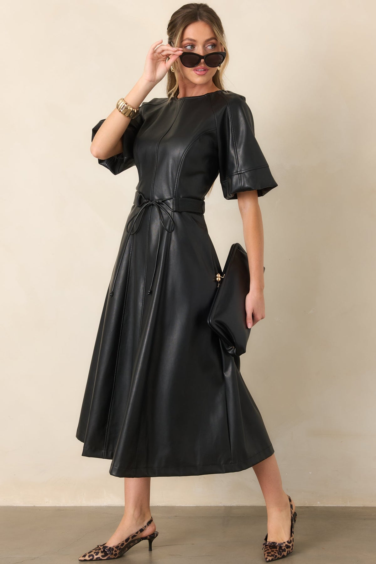 Vestido negro de cuero de manga corta