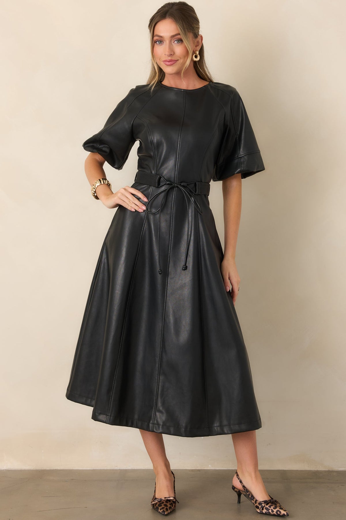 Vestido negro de cuero de manga corta