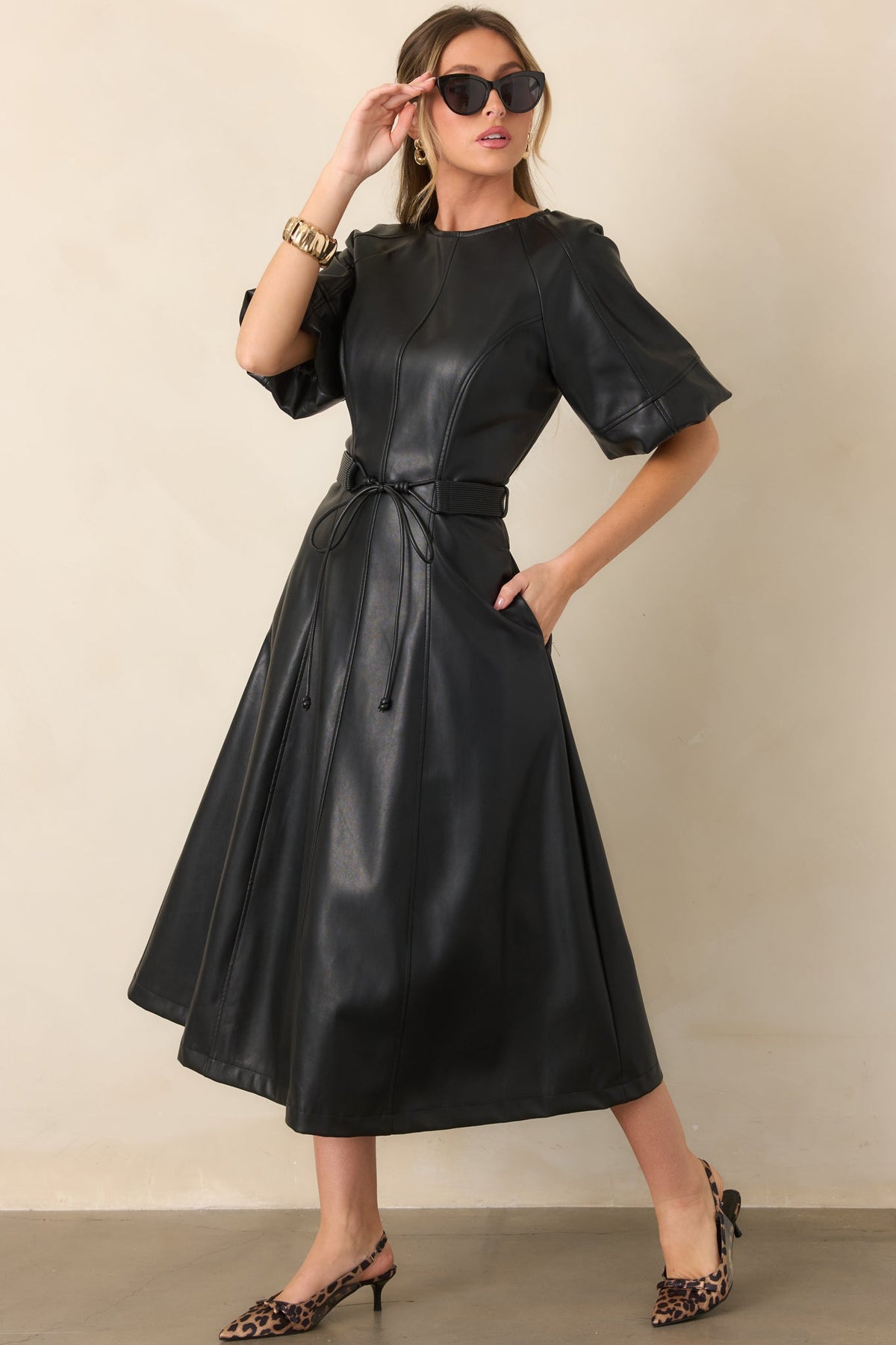 Vestido negro de cuero de manga corta