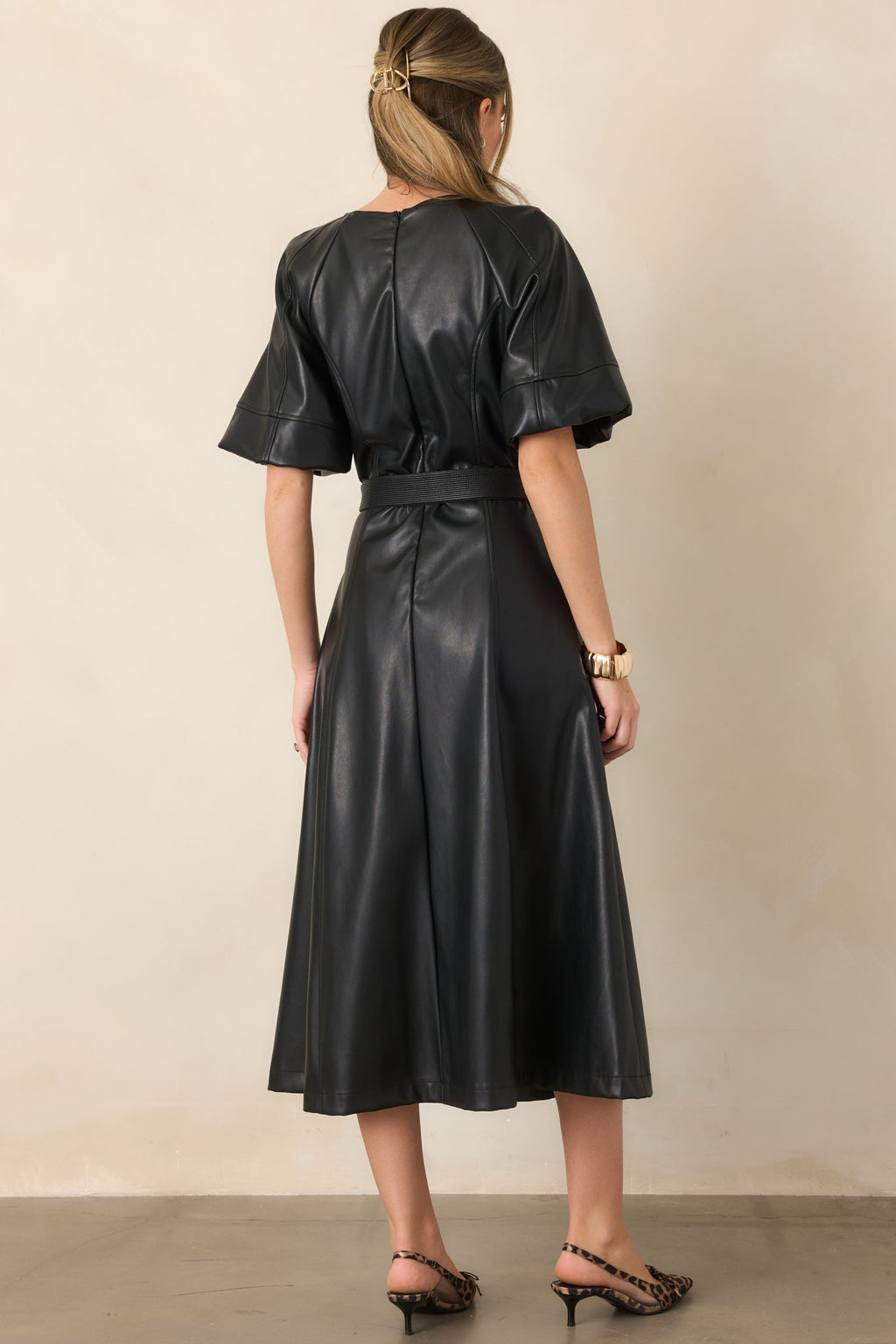 Vestido negro de cuero de manga corta