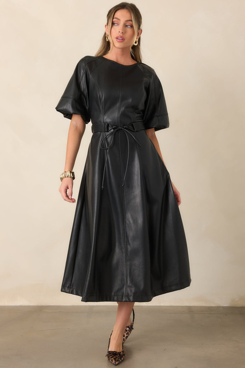 Vestido negro de cuero de manga corta