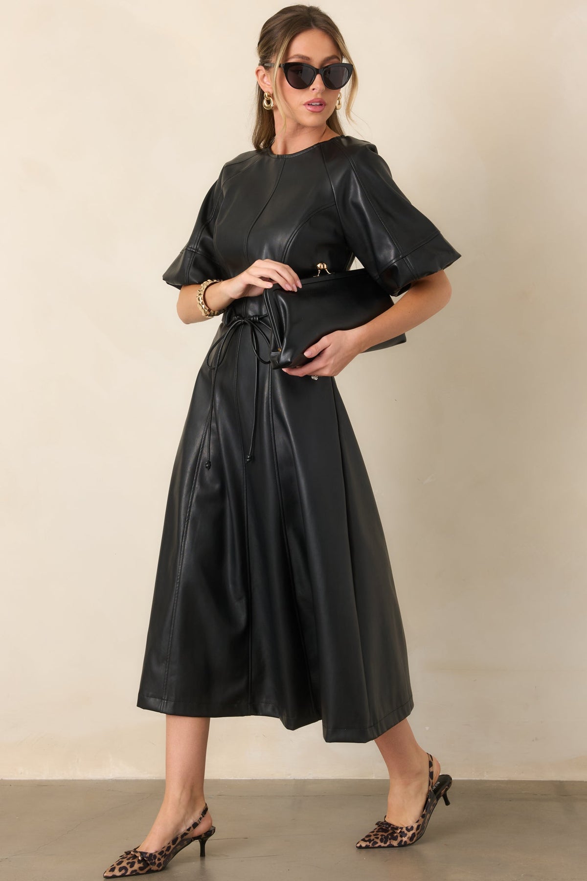 Vestido negro de cuero de manga corta