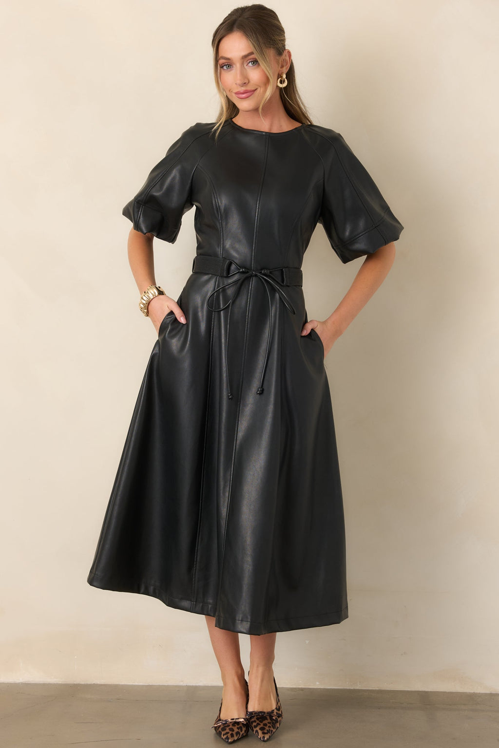 Vestido negro de cuero de manga corta
