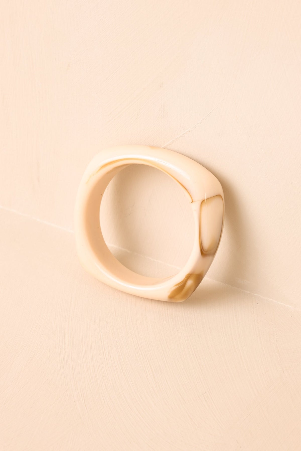Brazalete Serendipity elegante de resina marmoleada color marfil
