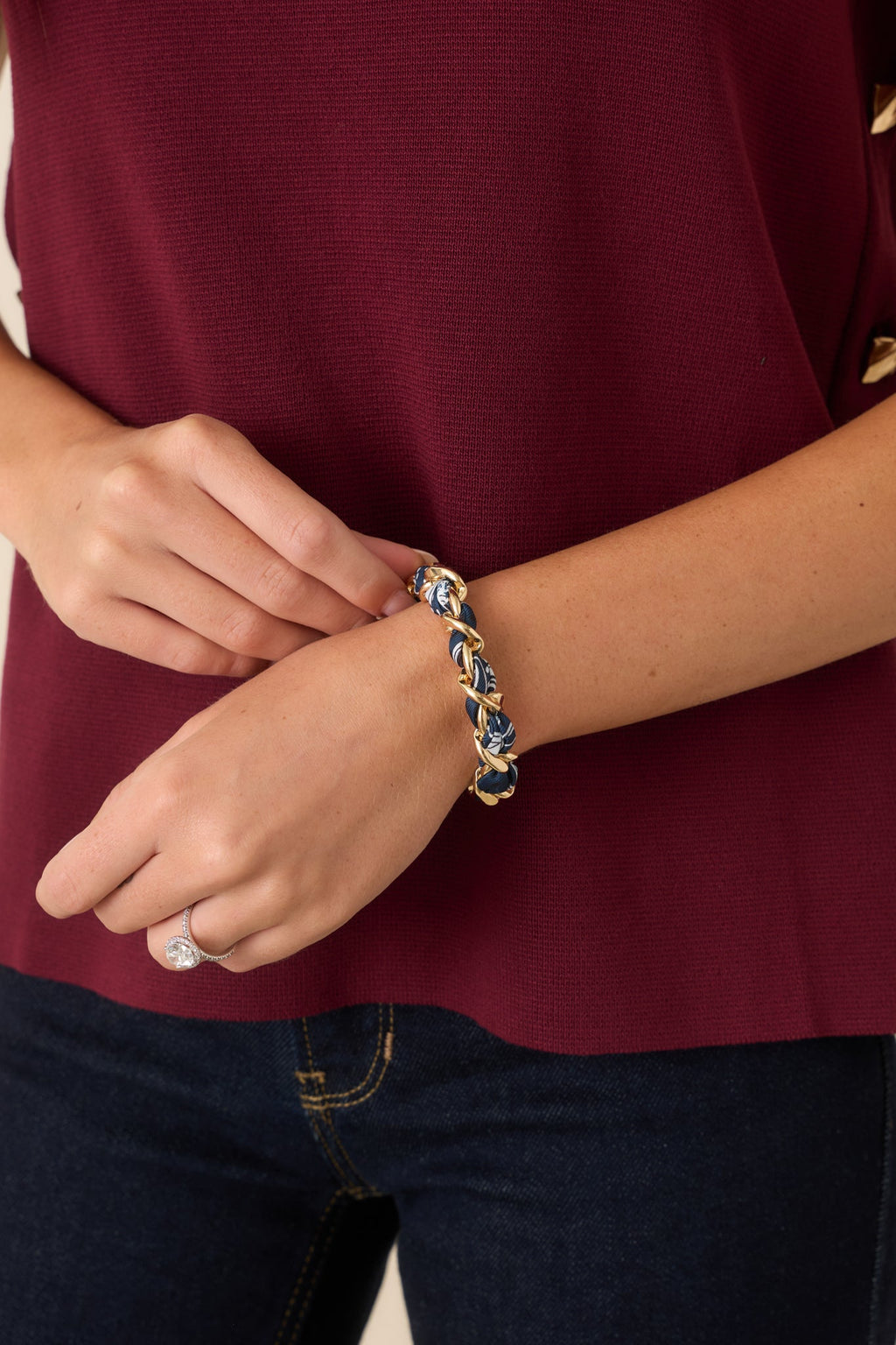 Pulsera Well Connected envuelta en pañuelo azul marino con cadena dorada tejida