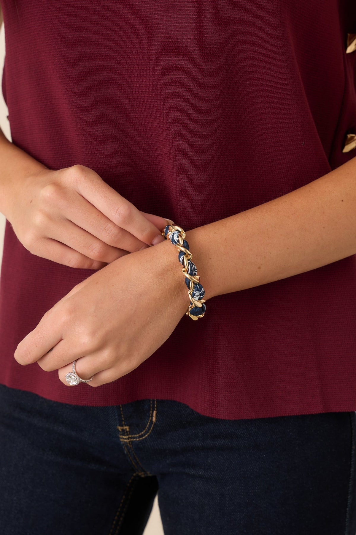 Pulsera Well Connected envuelta en pañuelo azul marino con cadena dorada tejida