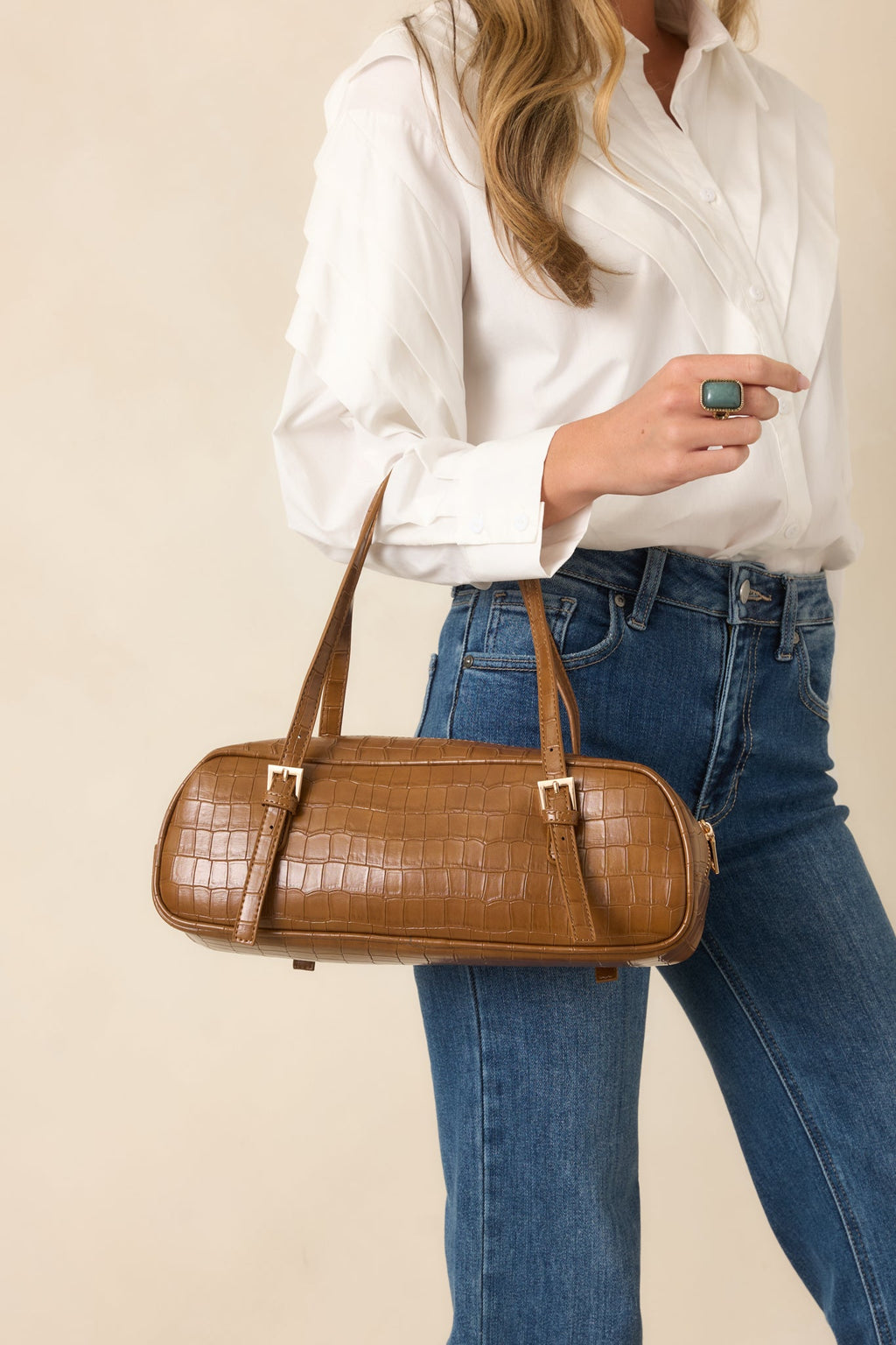 Bolso de mano marrón con textura de cocodrilo