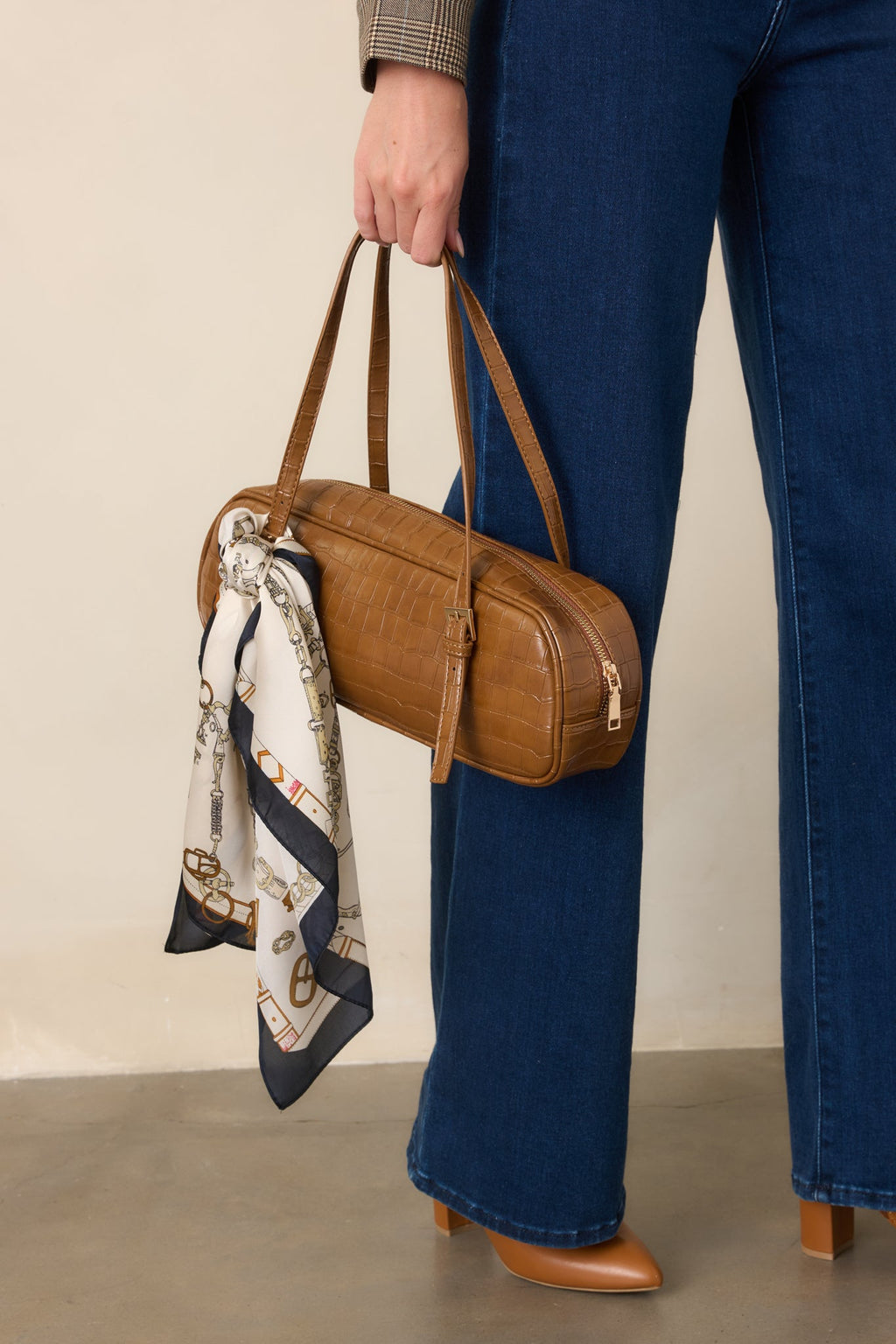 Bolso de mano marrón con textura de cocodrilo