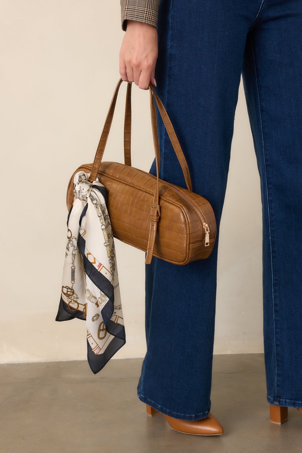 Bolso de mano marrón con textura de cocodrilo
