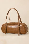 Bolso de mano marrón con textura de cocodrilo