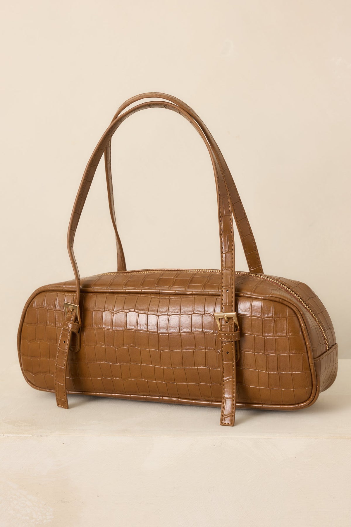 Bolso de mano marrón con textura de cocodrilo