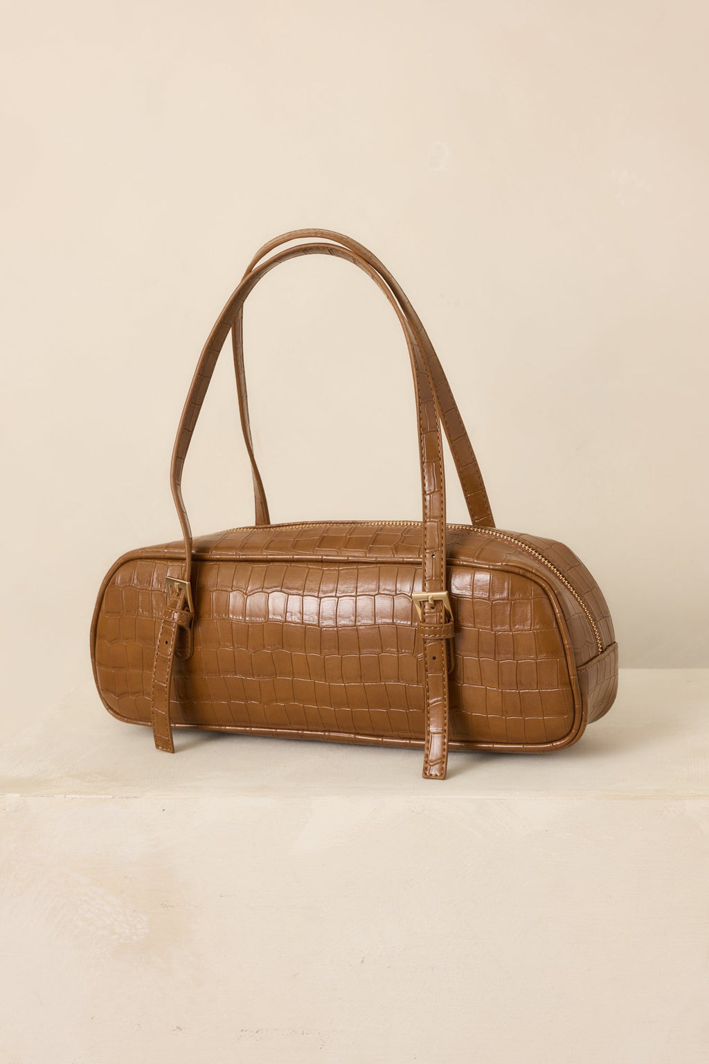 Bolso de mano marrón con textura de cocodrilo