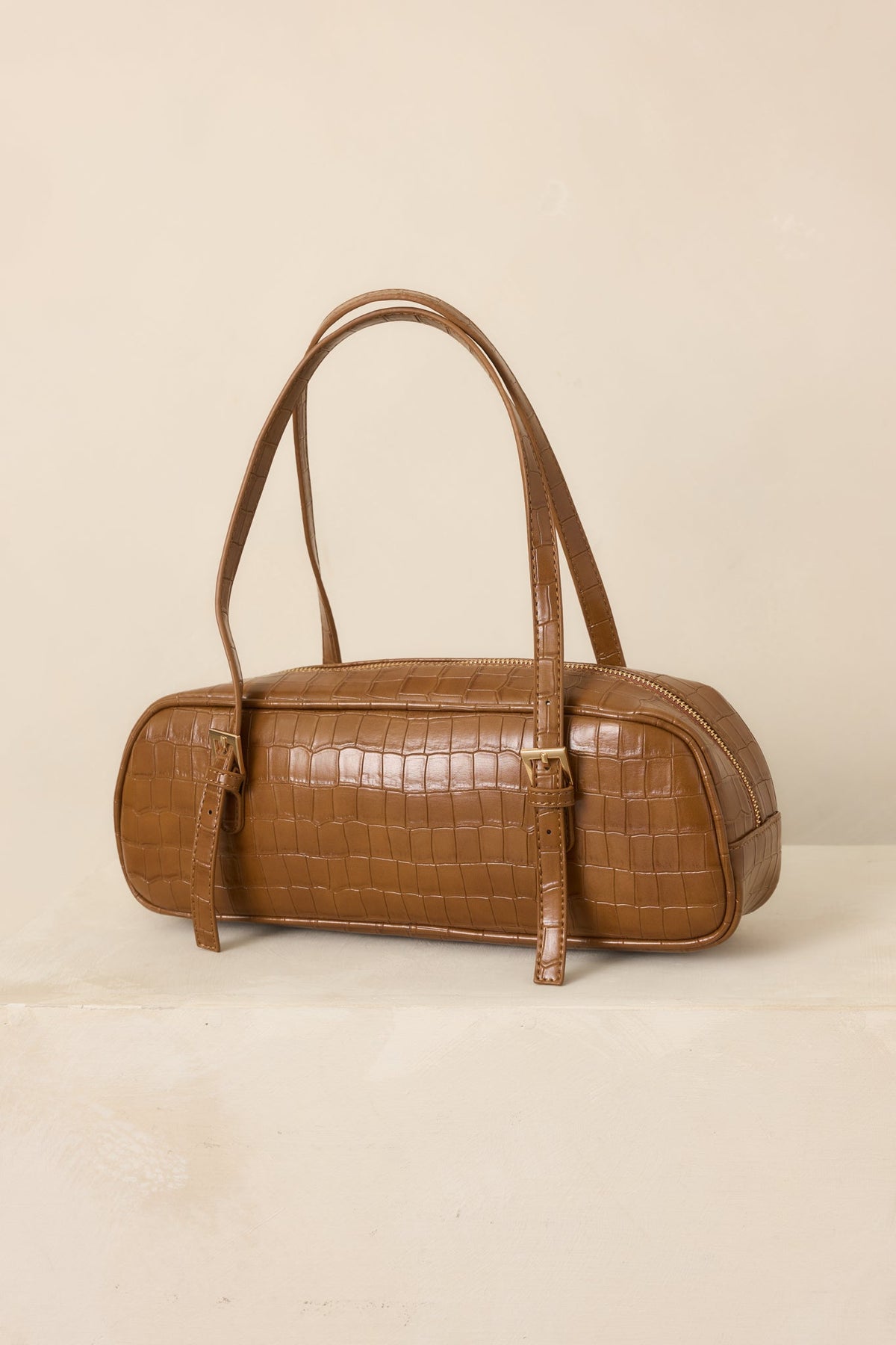 Bolso de mano marrón con textura de cocodrilo