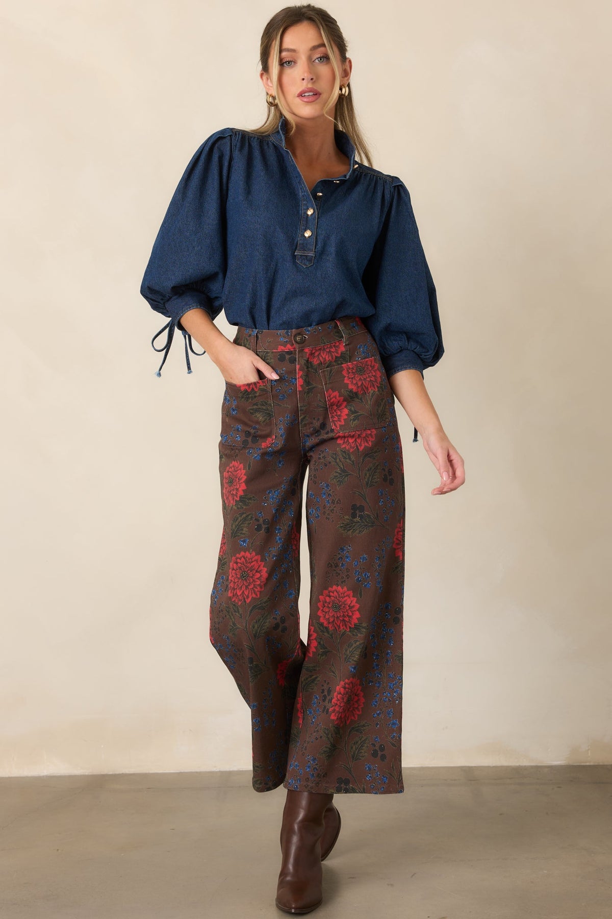 Pantalones marrones con estampado floral