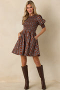 Vestido mini marrón de algodón fruncido