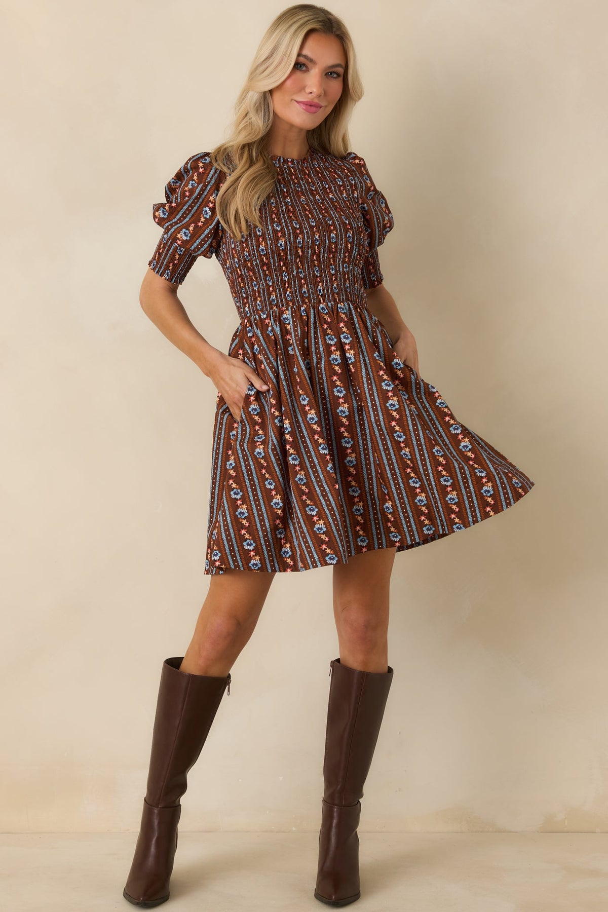 Vestido mini marrón de algodón fruncido