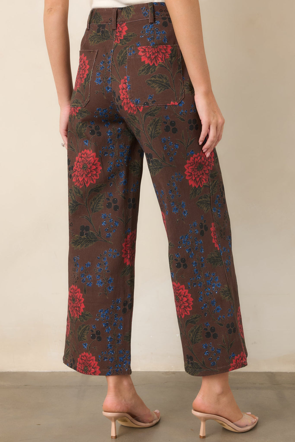 Pantalones marrones con estampado floral