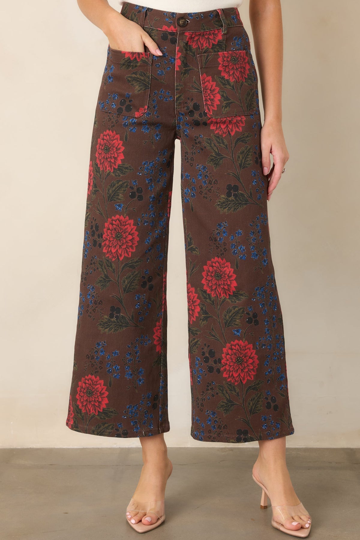 Pantalones marrones con estampado floral