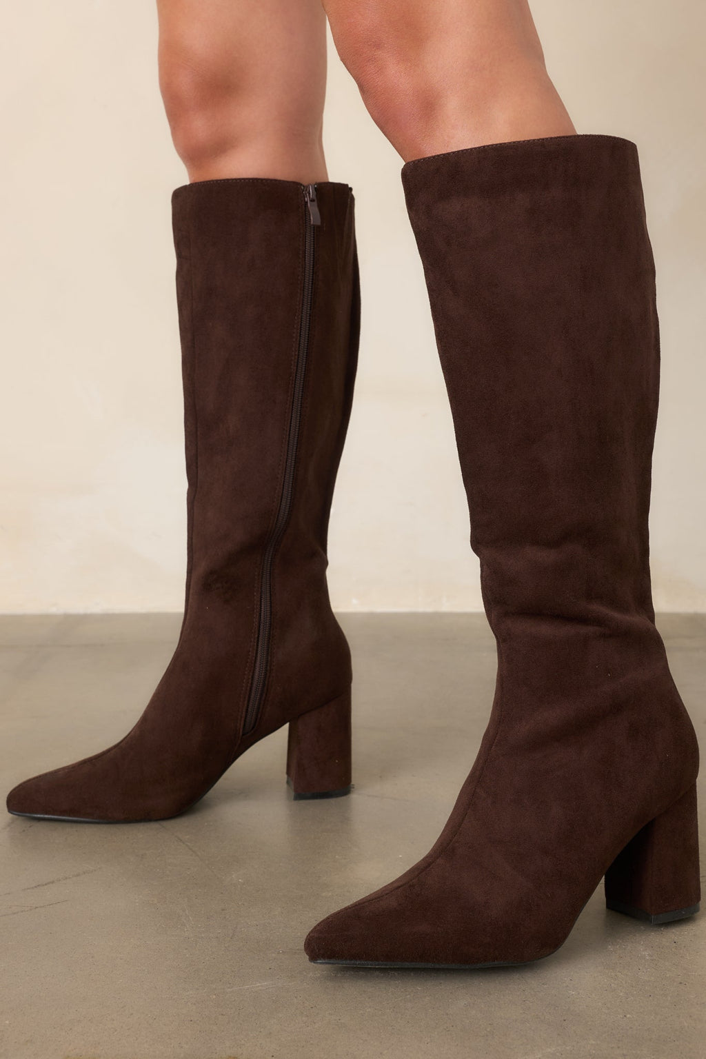 Botas altas hasta la rodilla de ante sintético marrón oscuro Stepping Out Chic