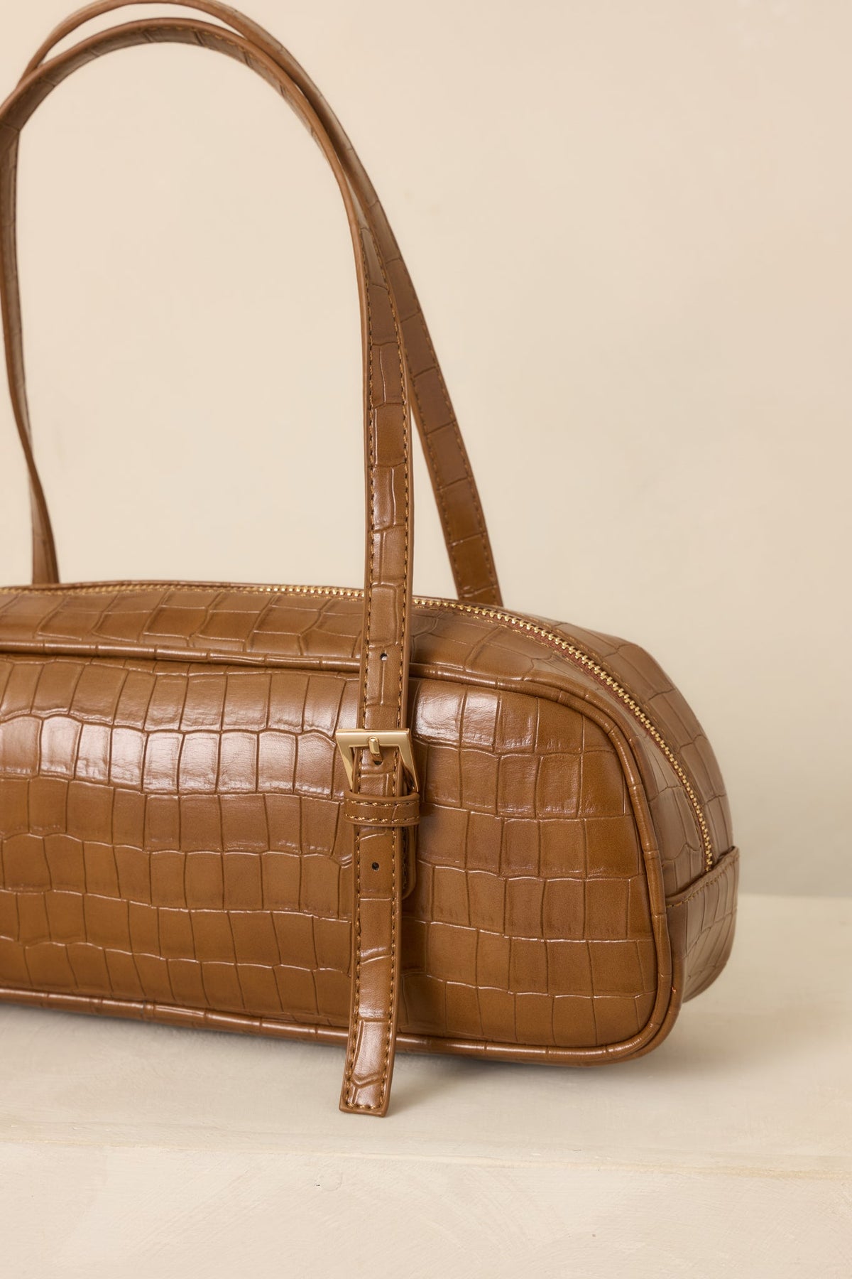 Bolso de mano marrón con textura de cocodrilo