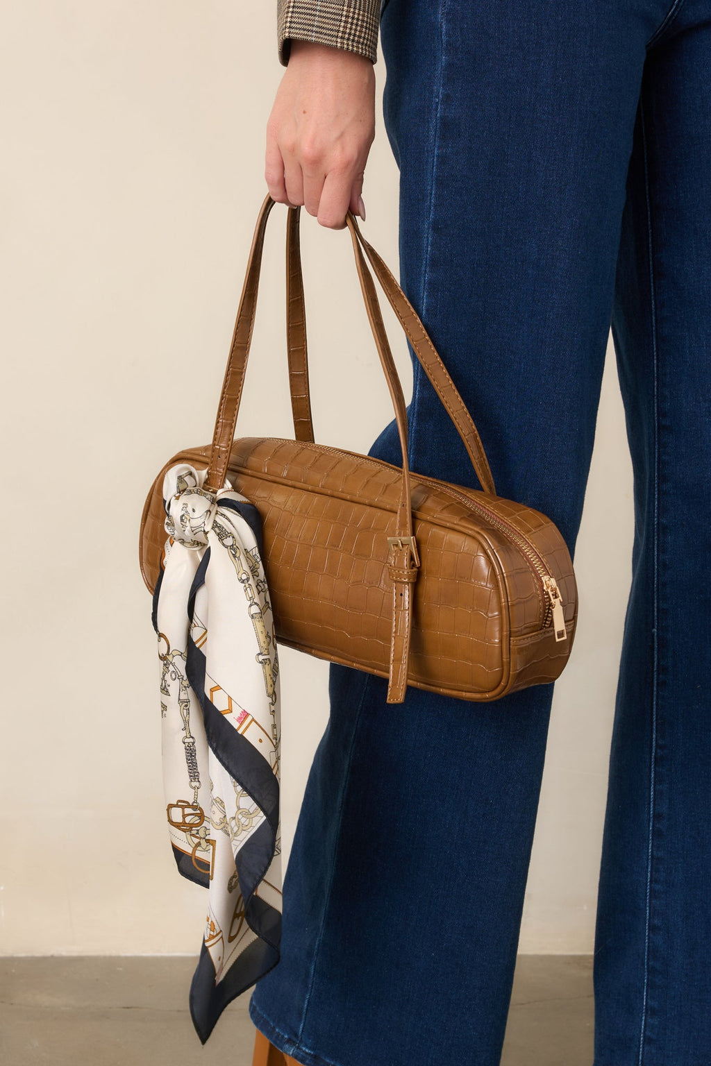 Bolso de mano marrón con textura de cocodrilo