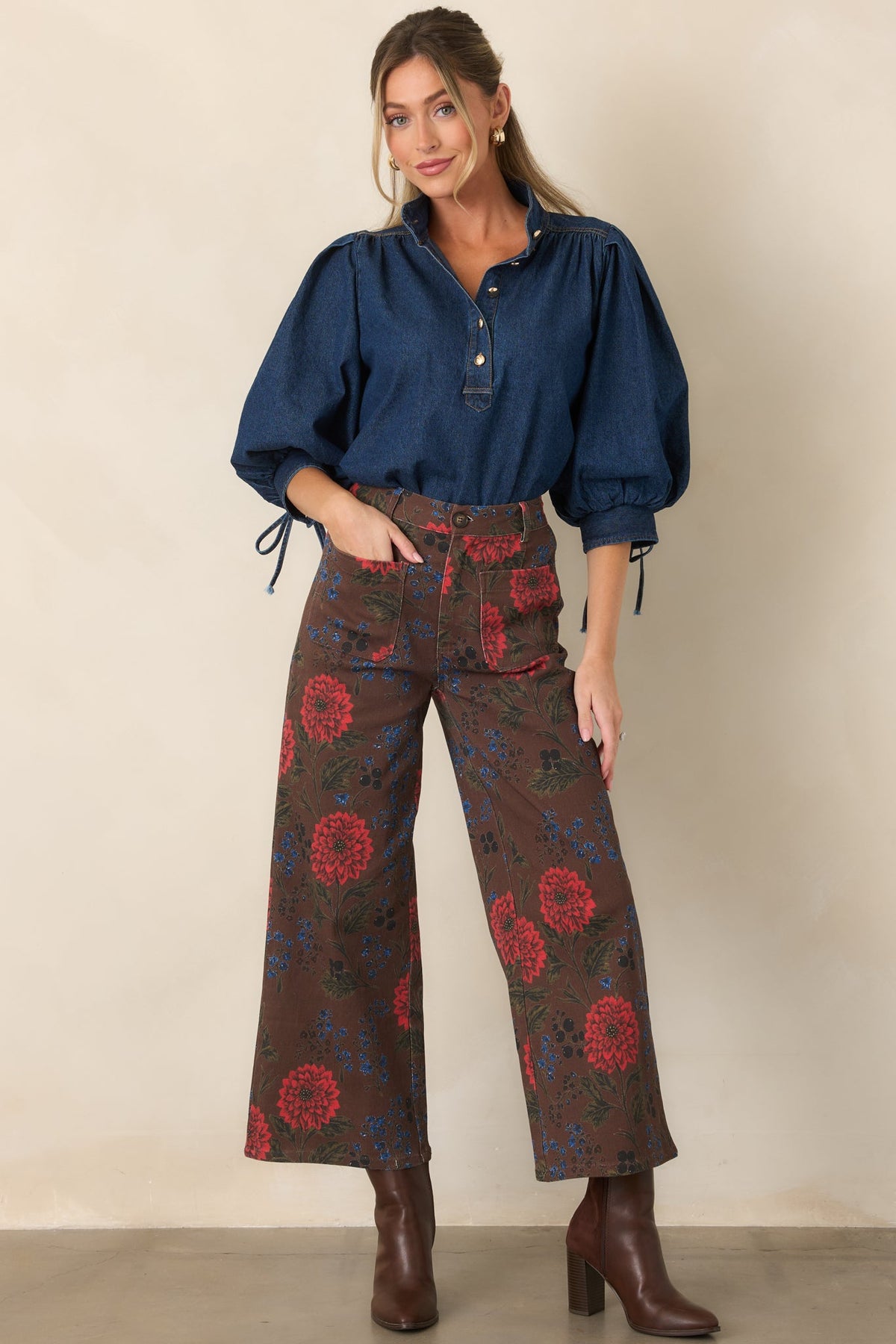 Pantalones marrones con estampado floral