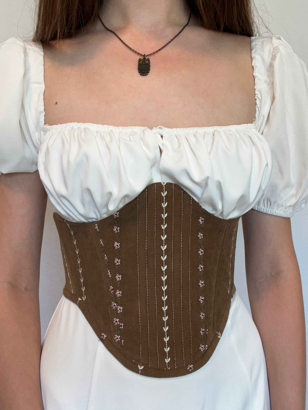 Cinturón tipo corsé marrón bajo el busto con elegante bordado floral, talla M-L