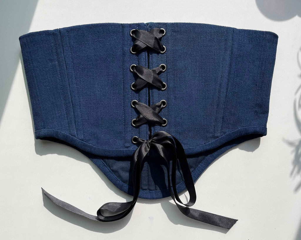 Cinturón elegante azul con ramillete