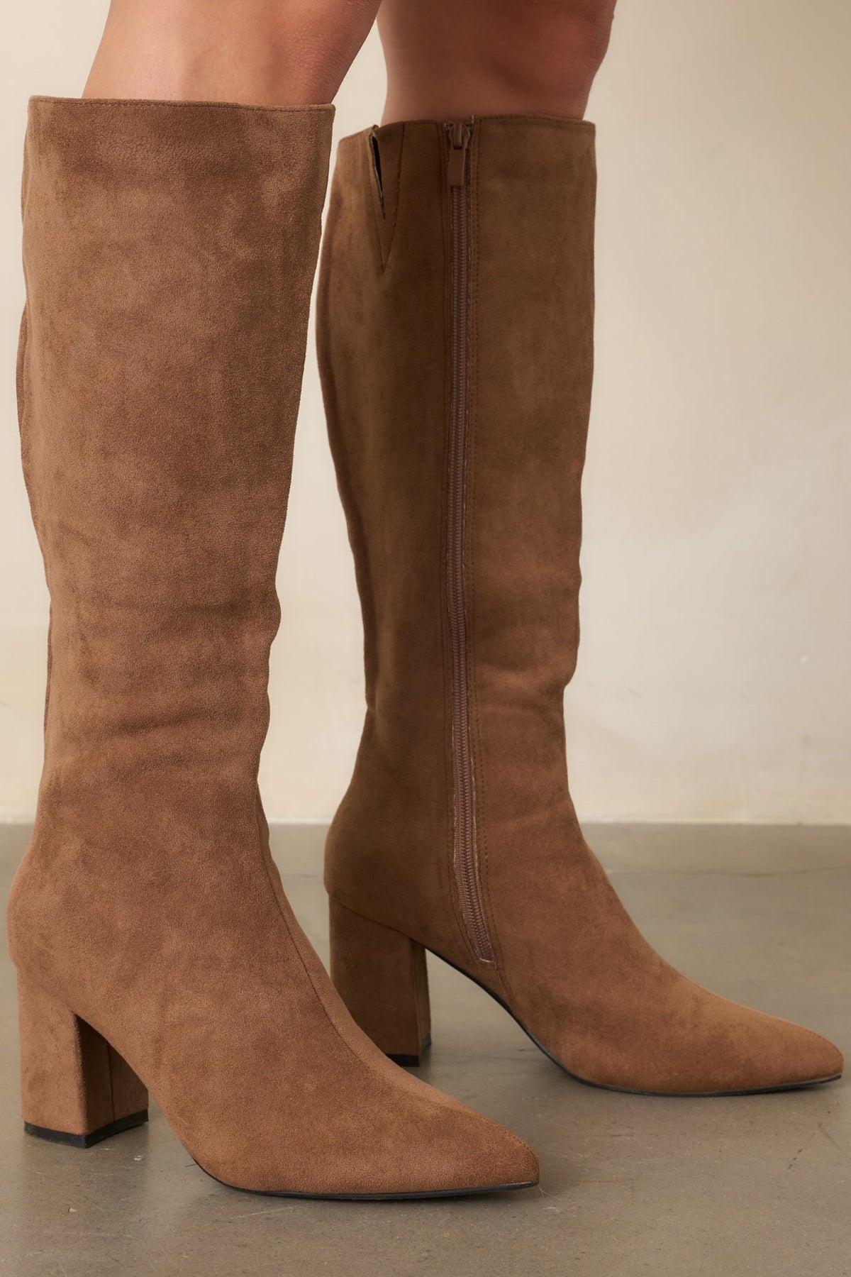 Botas elegantes hasta la rodilla de ante sintético color camel para salir