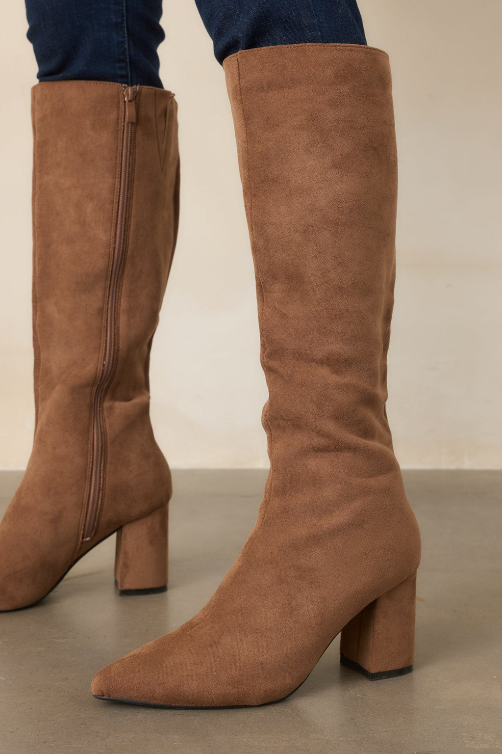Botas elegantes hasta la rodilla de ante sintético color camel para salir