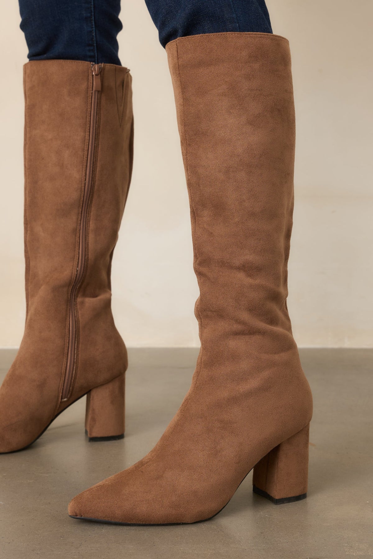 Botas elegantes hasta la rodilla de ante sintético color camel para salir