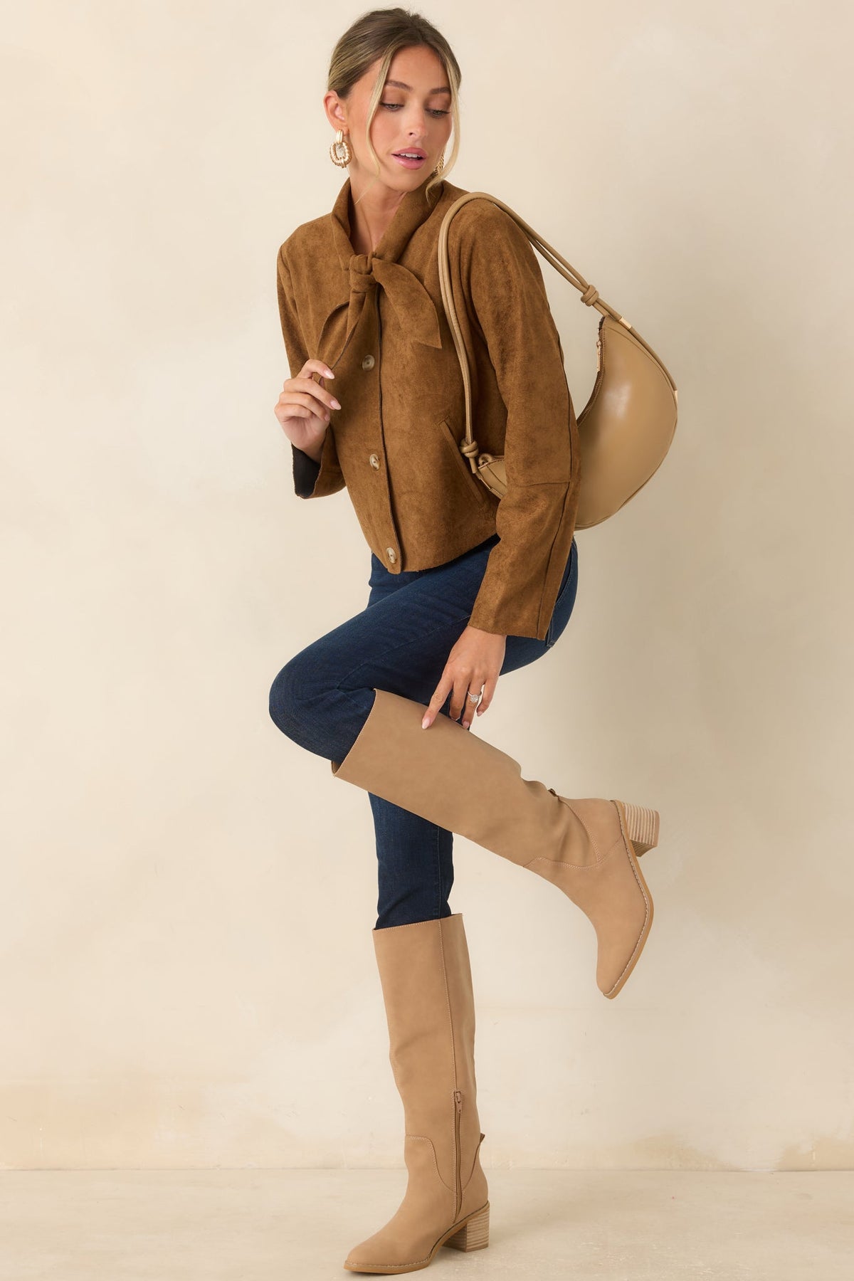 Botas elegantes color camel, de punta fina y hasta la rodilla