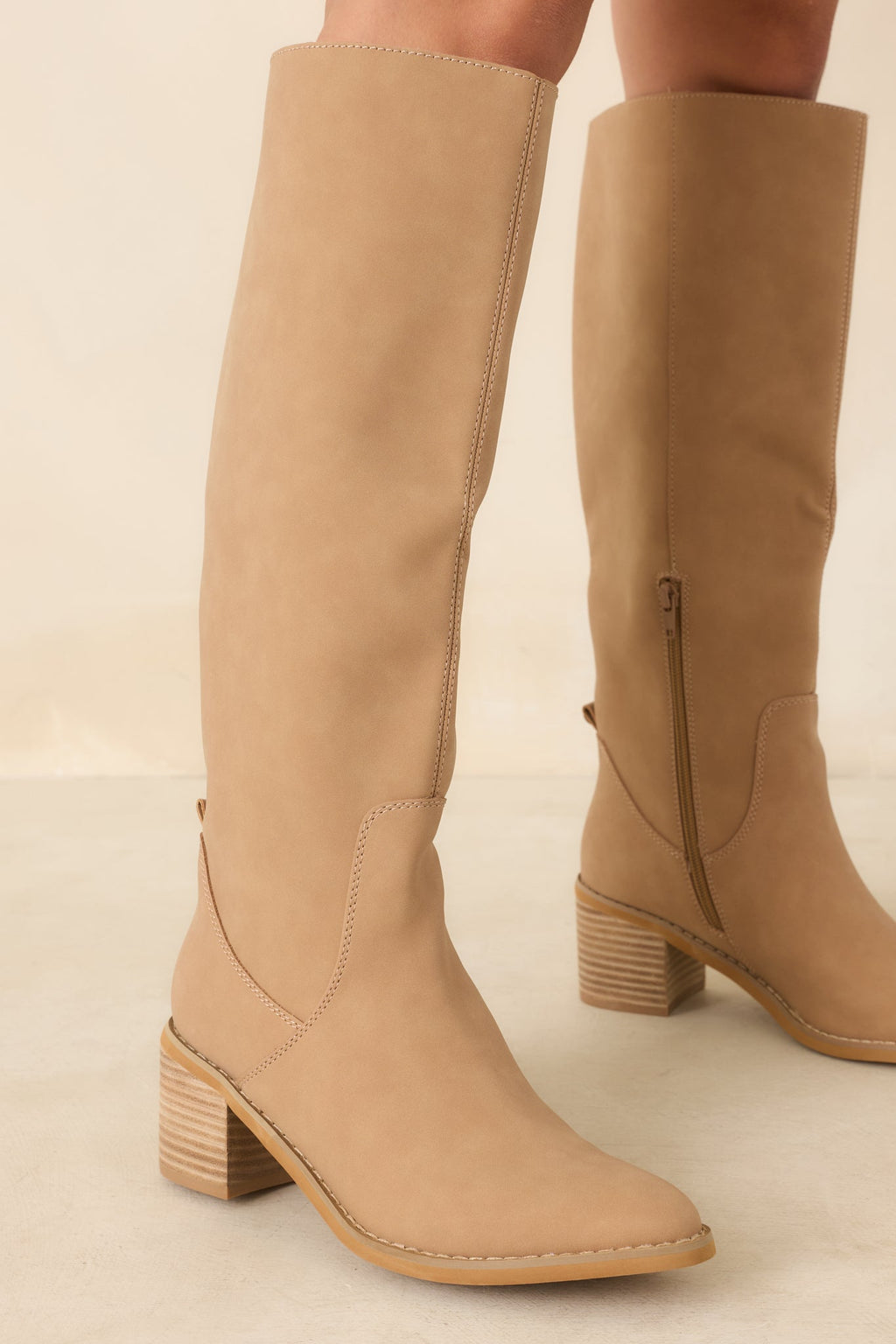 Botas elegantes color camel, de punta fina y hasta la rodilla