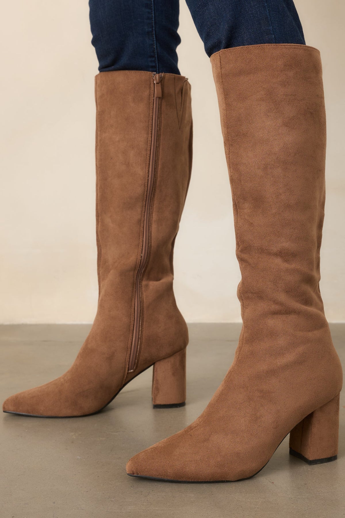 Botas elegantes hasta la rodilla de ante sintético color camel para salir